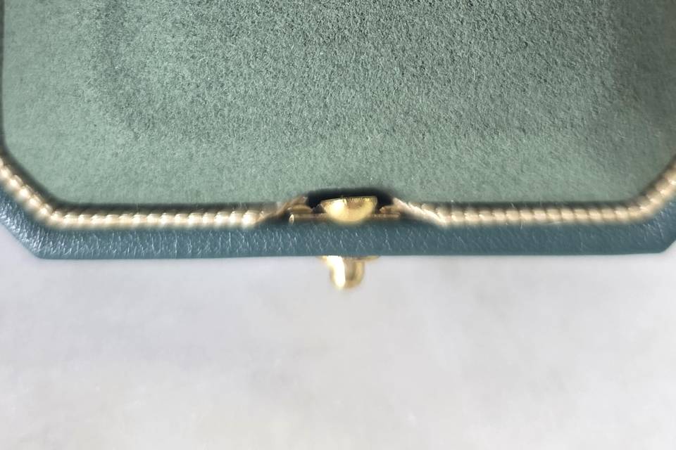 Emerald-chevron-18k-gold-ring