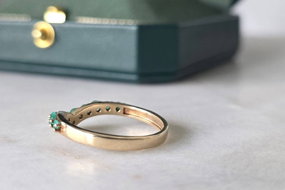 Emerald-chevron-18k-gold-ring