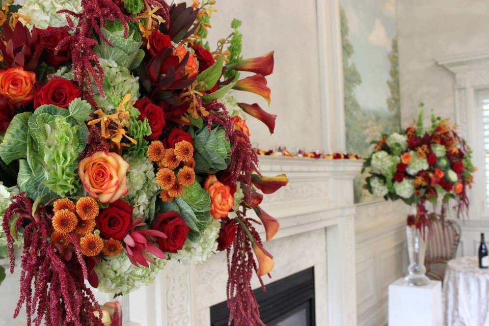 Rich, fall ceremony flowers