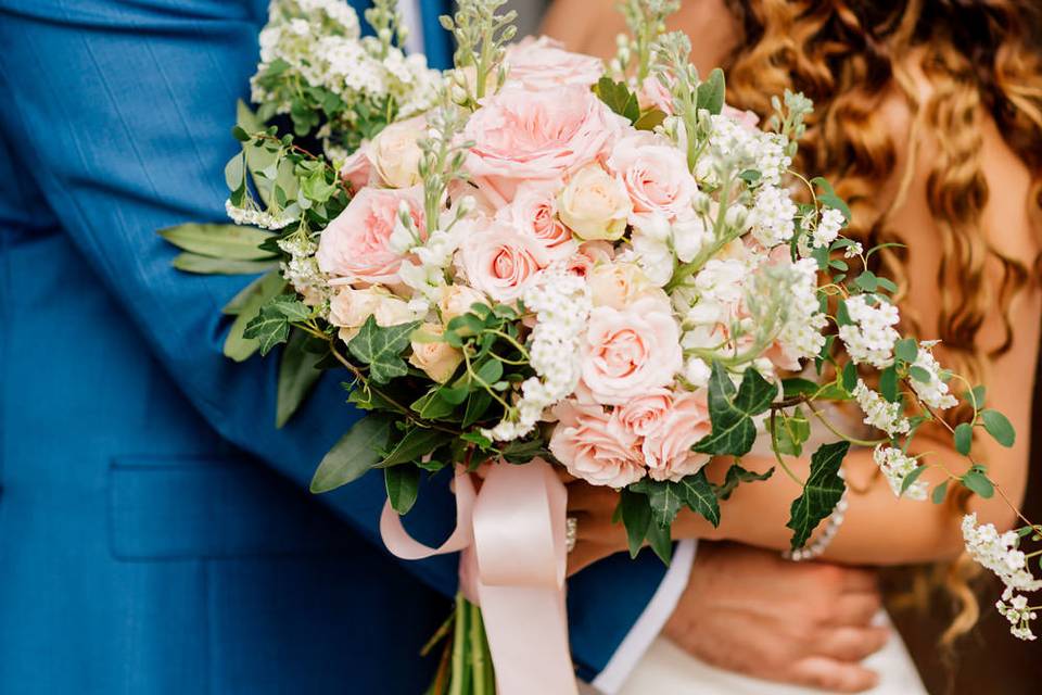 Rich, fall ceremony flowers