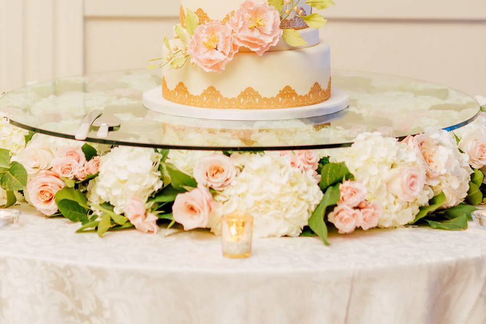 Floating cake table floral