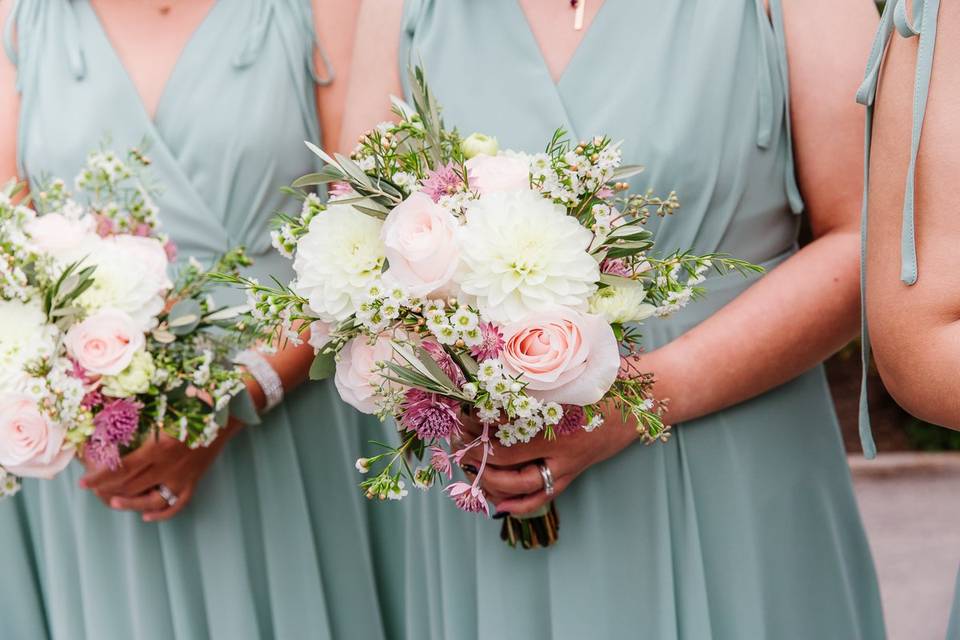 Head table and arch flowers