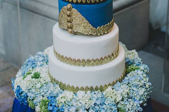 550x826xELEGANT-WEDDING-BLUE-GOLD-CAKE.jpg.pagespeed.ic.y-JJh1UPzW.jpg