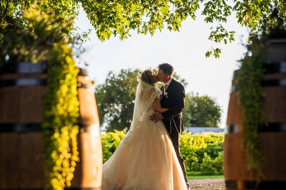 A kiss among the barrels