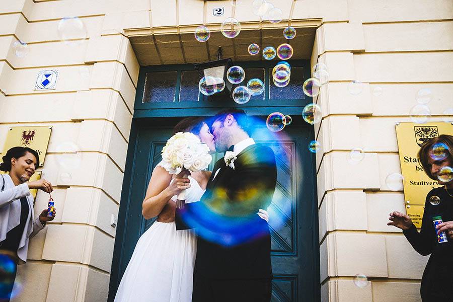 Kissing in a bubble