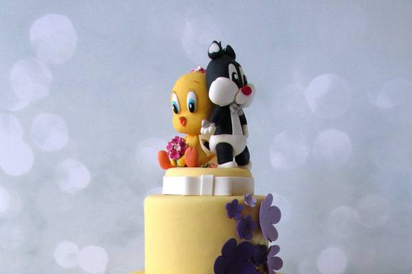 With Looney Tunes cake topper