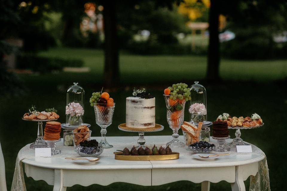 Vintage garden sweet table