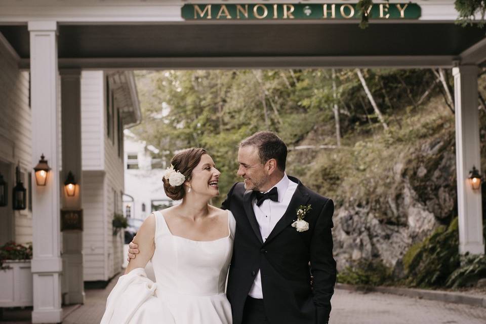 Couple at manoir hovey