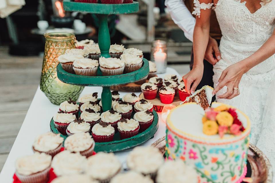 Cupcakes & Wedding Cake