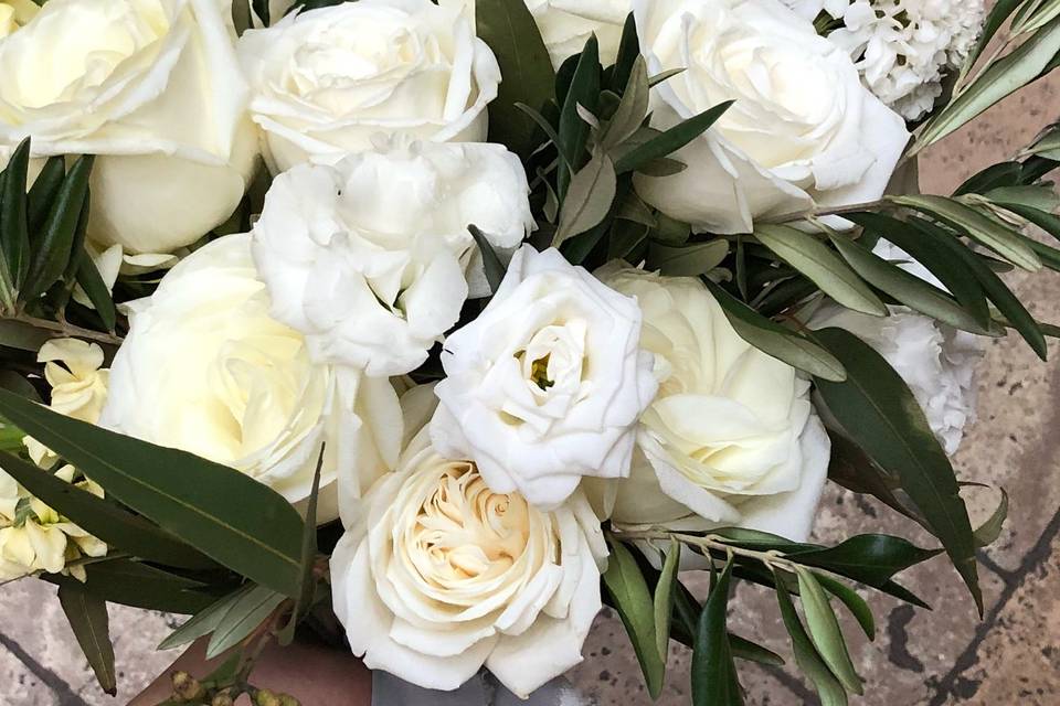 White and pale yellow bouquet