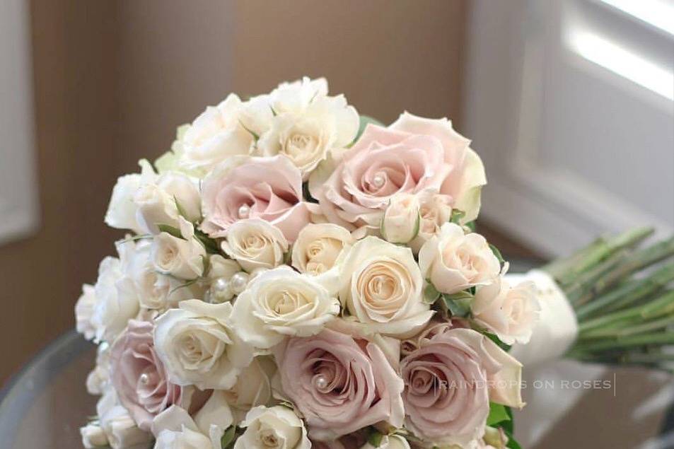 White and pale yellow bouquet