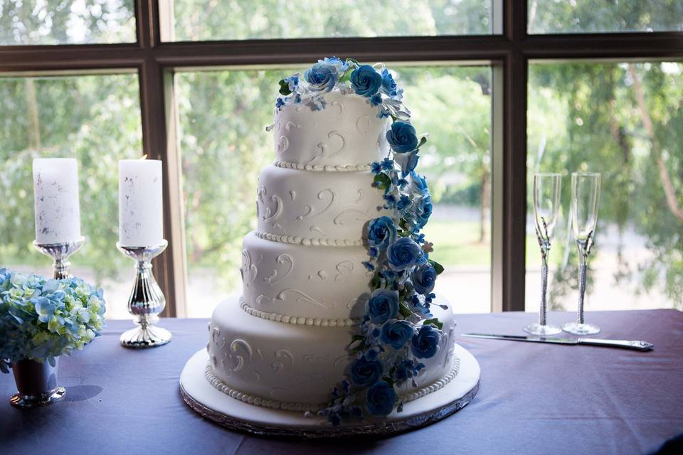 wedding_cake_floral_decoration.jpg