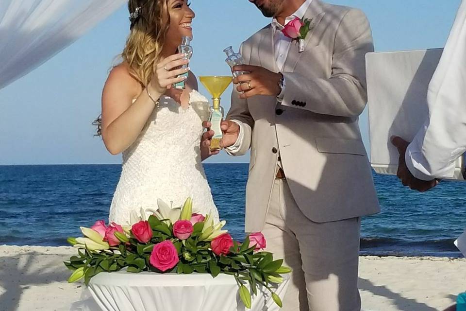 In LOVE Mexico Bride and Groom
