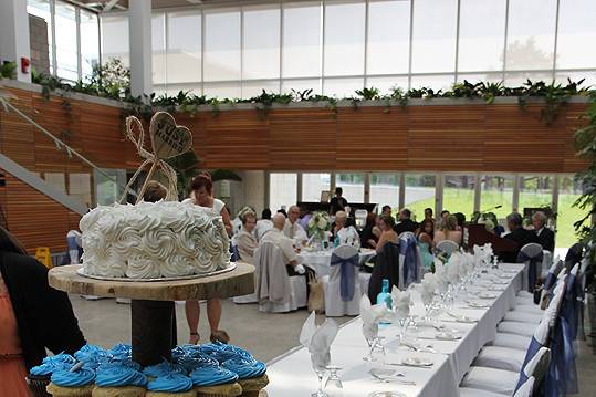 Head table and cupcakes!