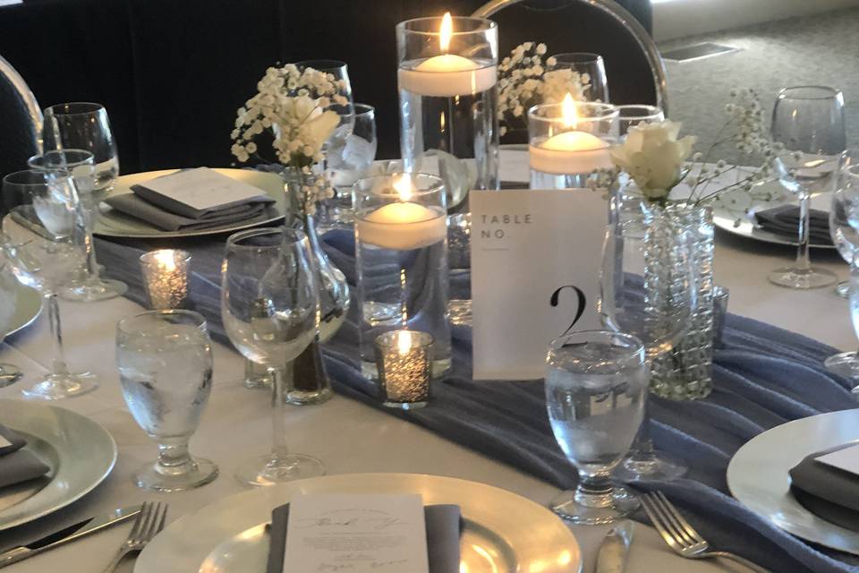 Table setting with runner