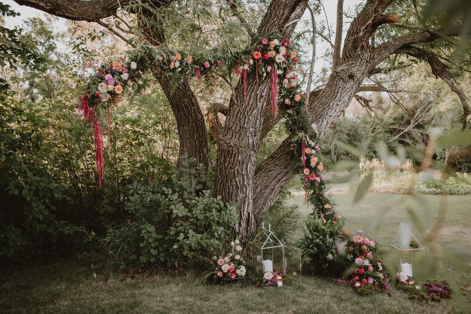 Outdoor ceremony garland