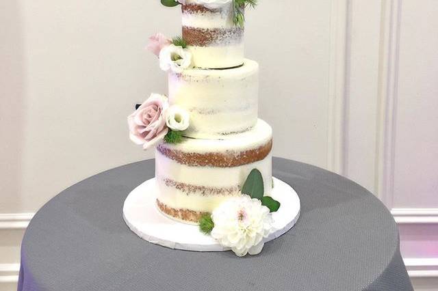 Naked cake fresh flowers