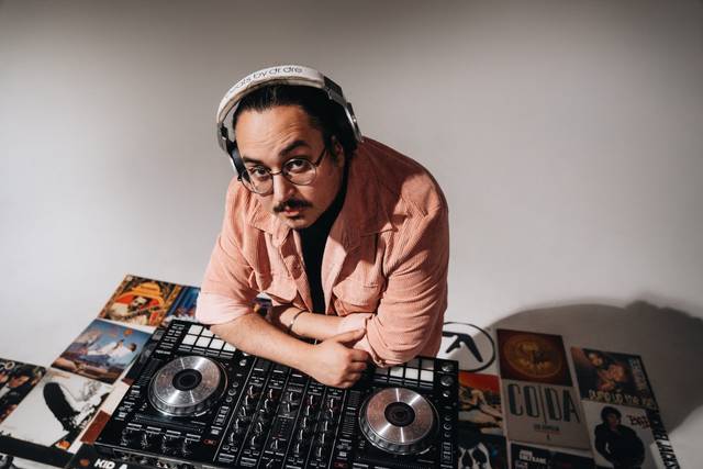 Mixing vibes, DJ life