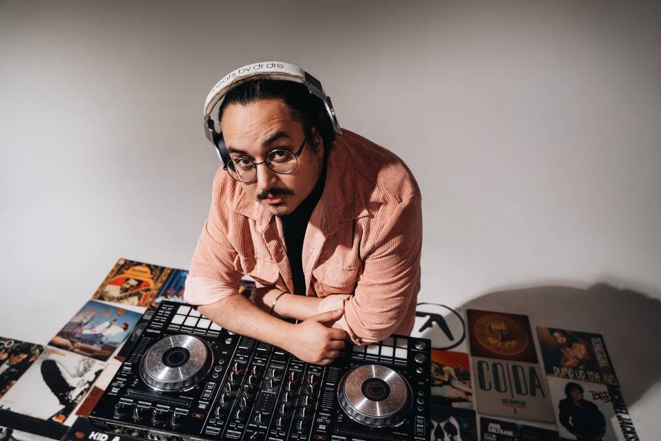 Mixing vibes, DJ life