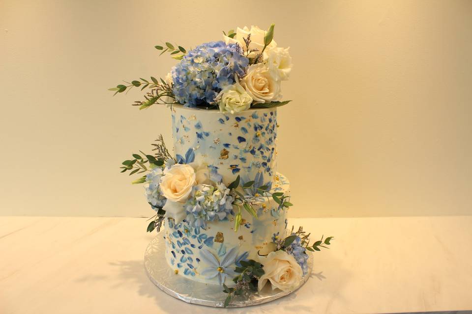 White blue hydrangea cake
