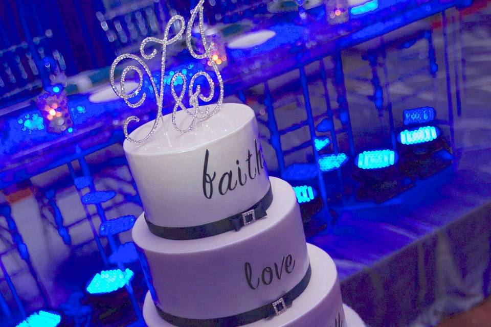 Contemporary style wedding cak