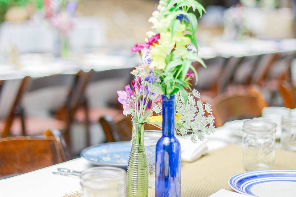 Understated centrepieces, Photo: Courtney Anne Photos