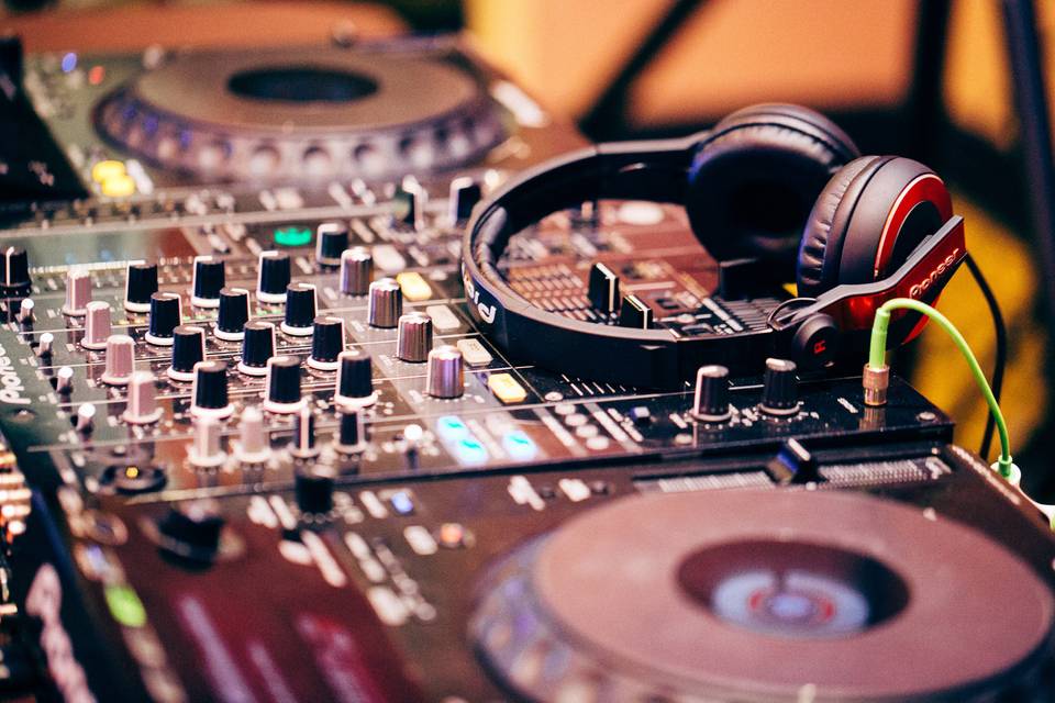 We Know Music DJ Services