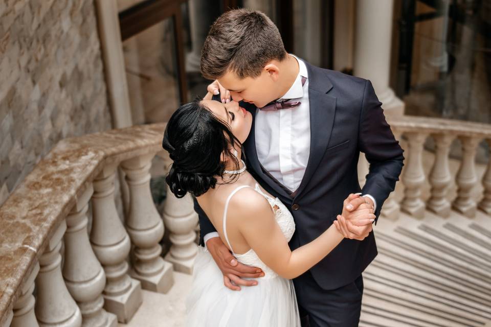 A kiss on the stairs