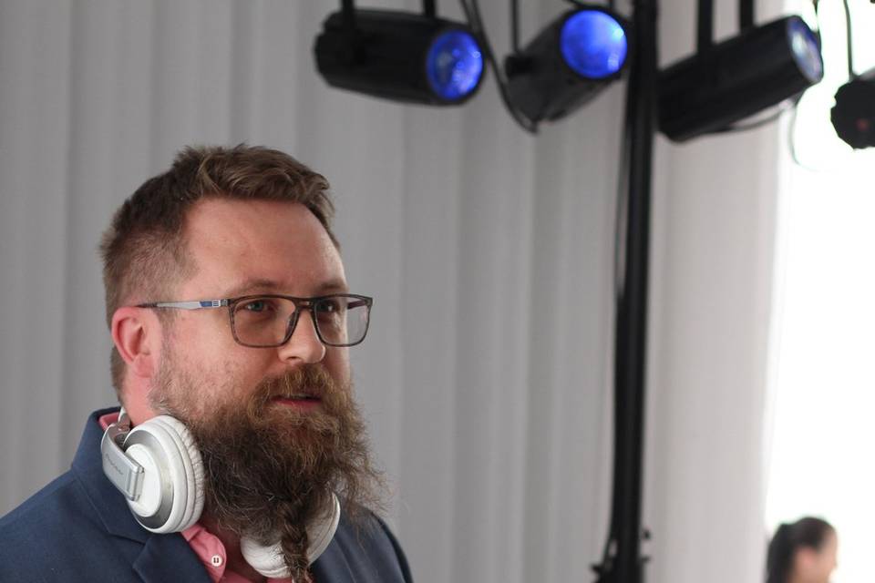 DJ Vlad Guzu reading the crowd