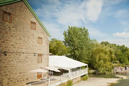 Quebec riverside wedding ceremony