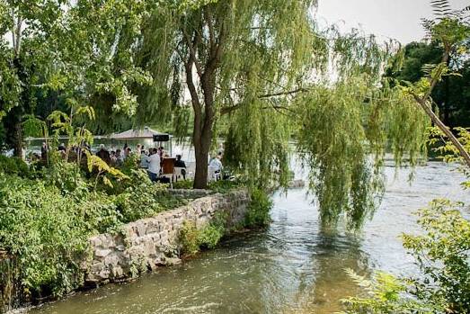 Quebec riverside wedding couple