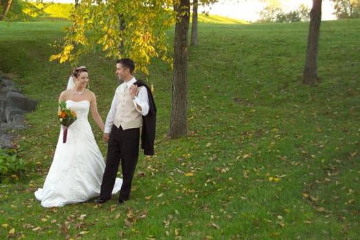 Quebec riverside wedding couple
