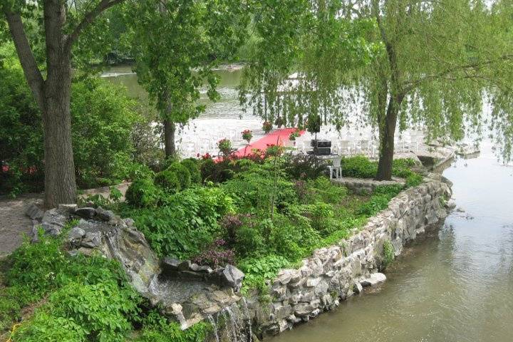 Quebec riverside wedding ceremony