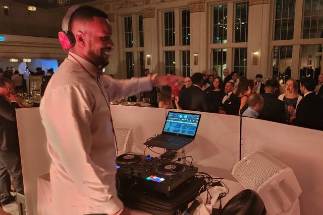 DJ AL crowd control
