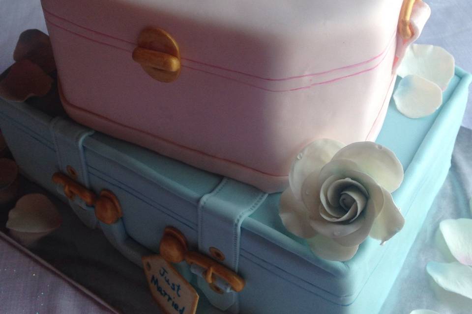 Suitcase wedding cake roses