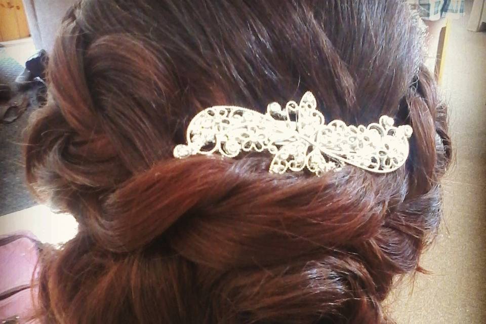 Simple and pretty hair piece.