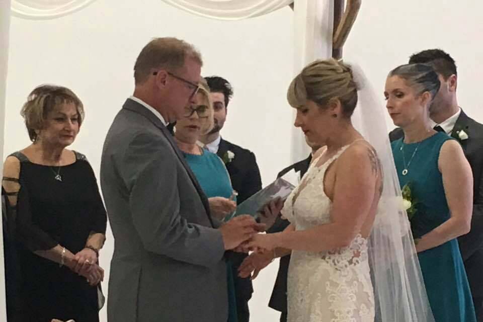 Officiant Janine - YRKG2