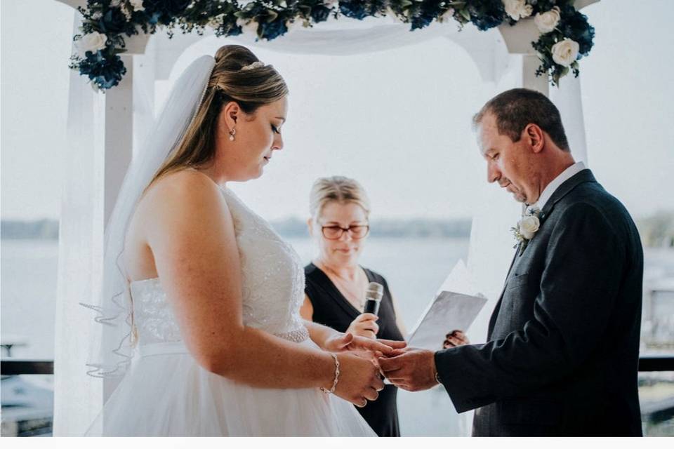 Officiant Janine