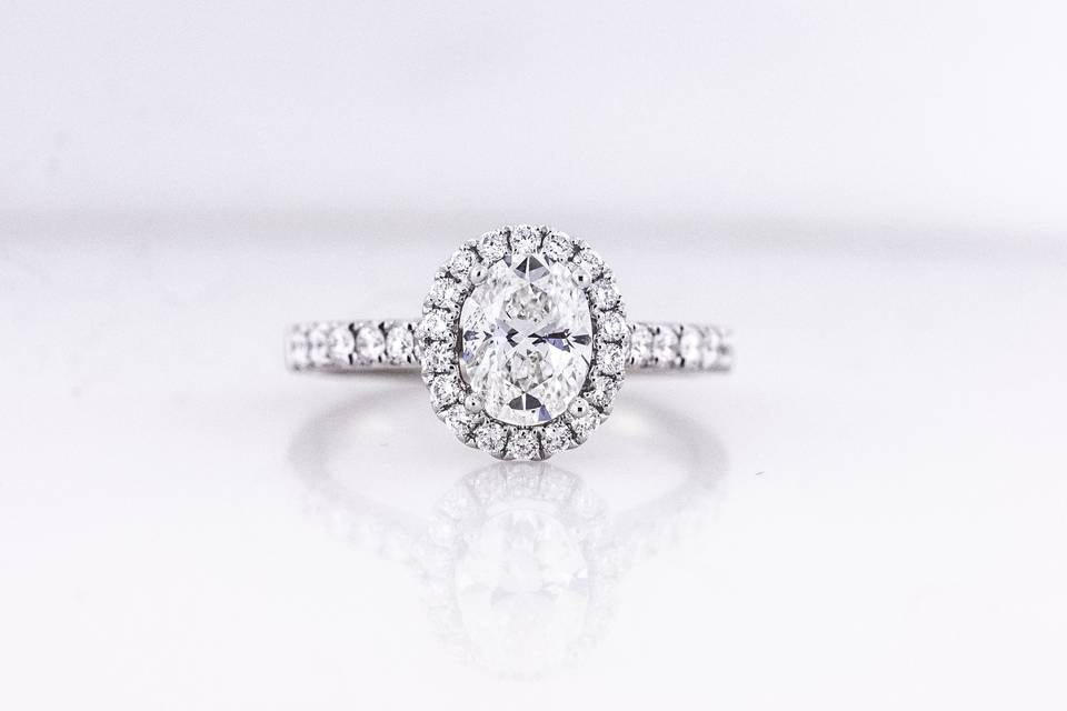 Oval halo engagement ring