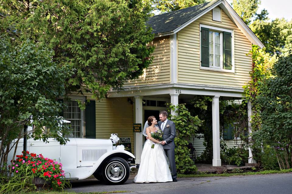 Newpyweds with vintage car