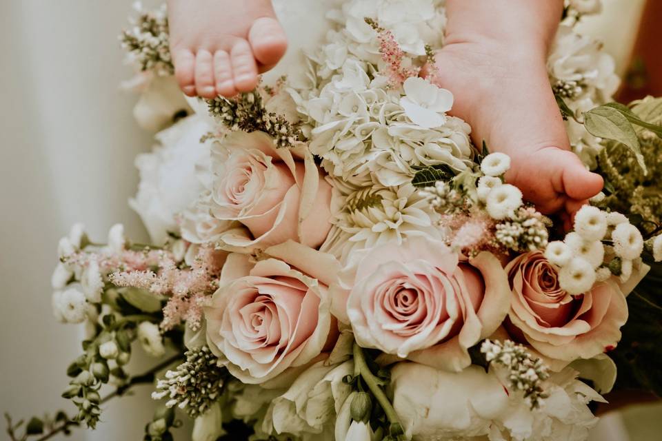 Baby's feet in mommy's bqt