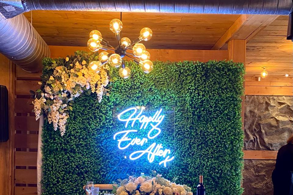 Sweetheart Table: Lush florals