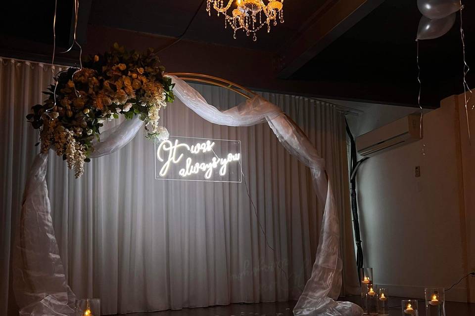 Romantic, intimate Ceremony