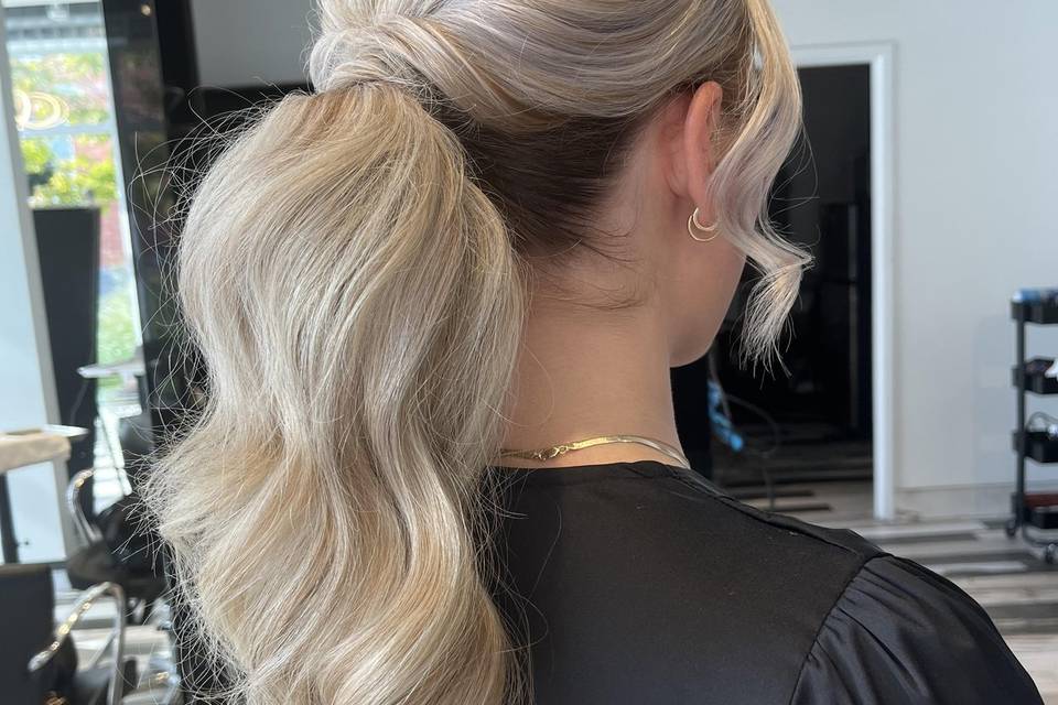 Casual elegant ponytail