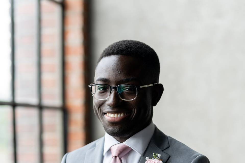 Mintroomstudios groomsman