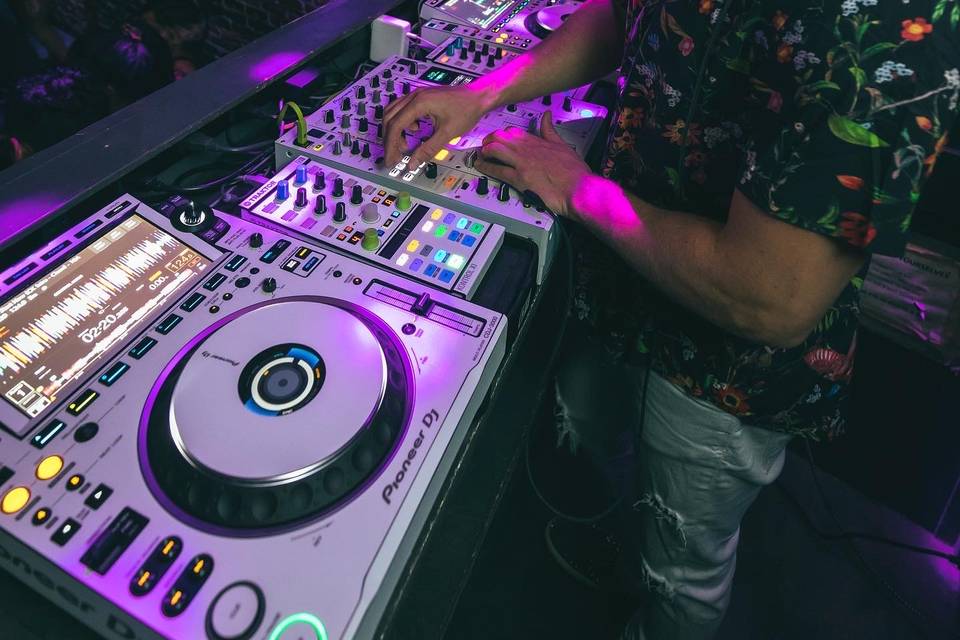 DJ