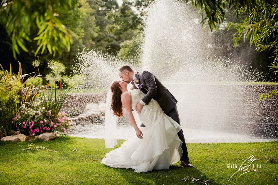 Fountain kiss