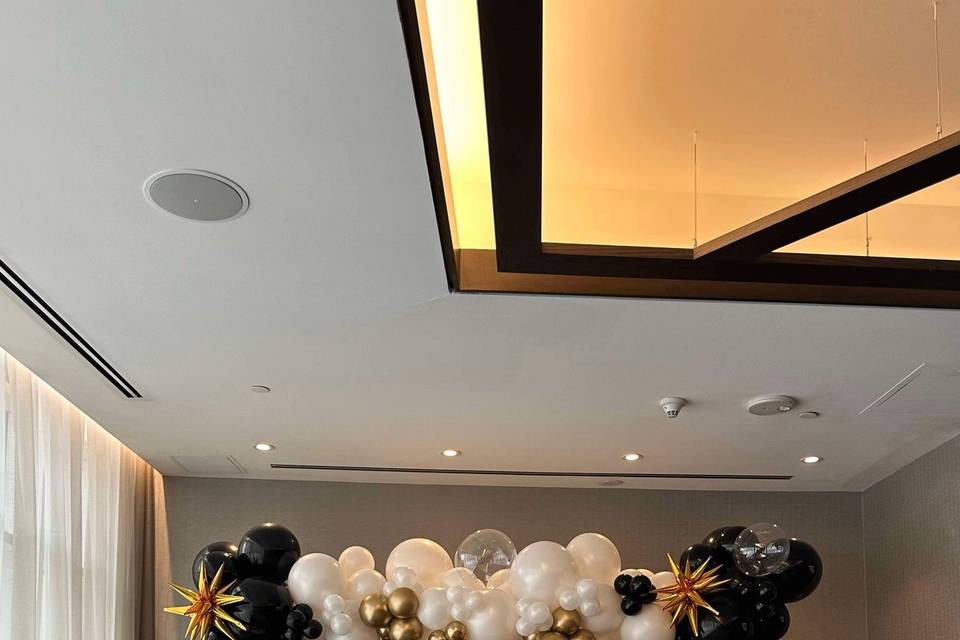 Balloons+ Gold Shimmer Wall