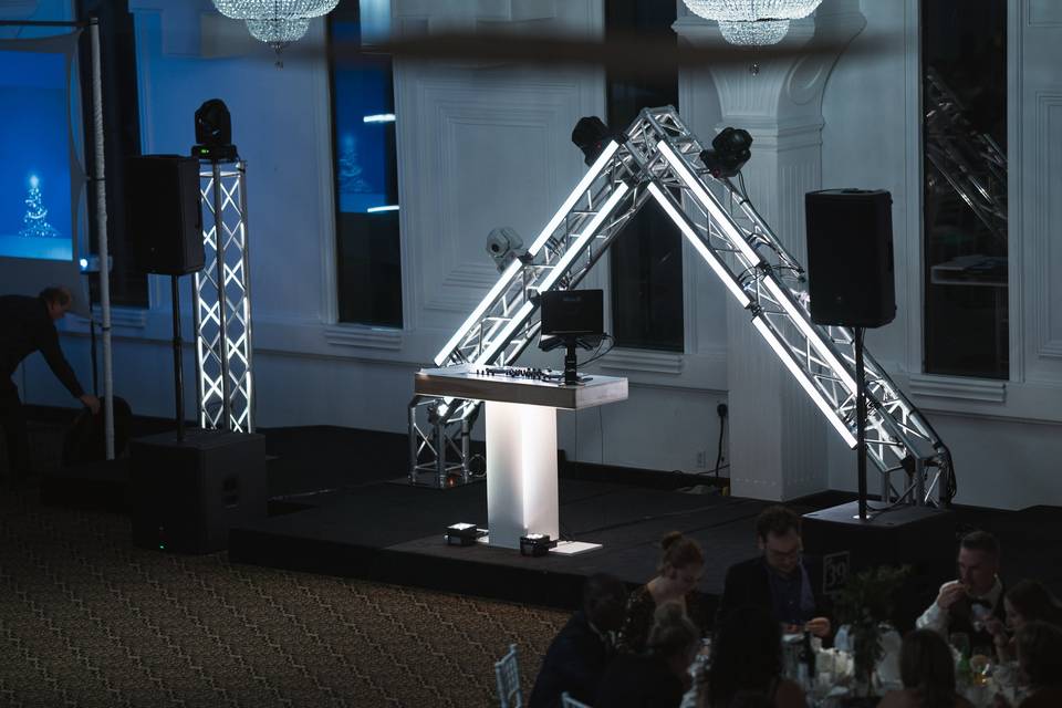 Podium table & triangular arch