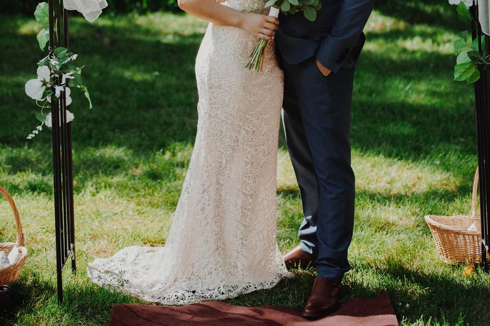 Kiss under the arch